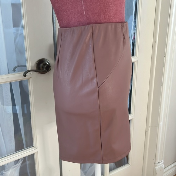 Dusty rose colour faux leather skirt - Picture 2 of 4